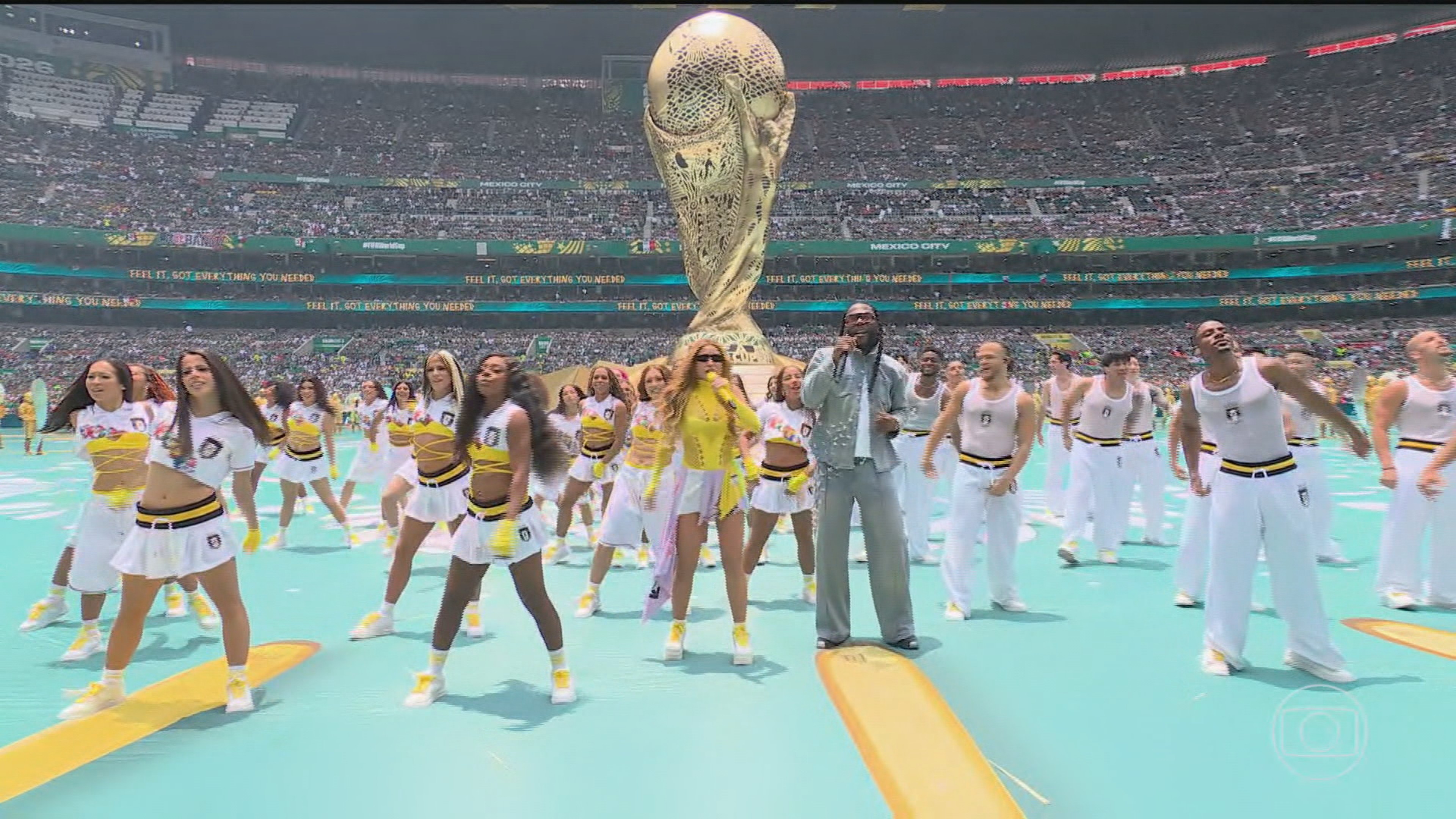 No Estádio Azteca, 80 mil torcedores acompanham a estreia vitoriosa da seleção mexicana contra a África do Sul na Copa