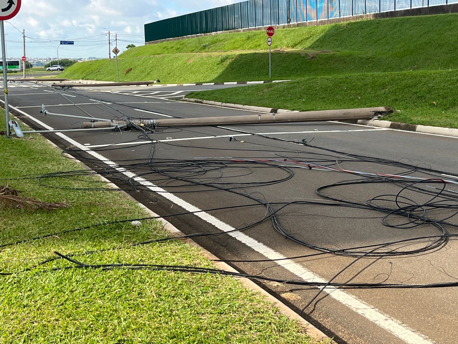 Caminhão enrosca em fiação e derruba postes em Paulínia