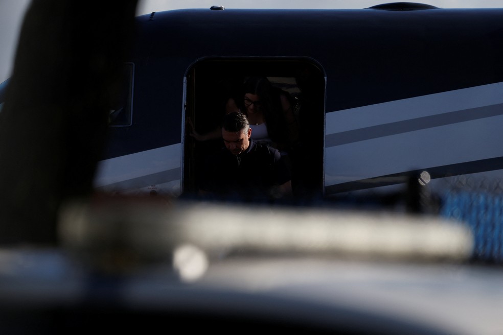 Flávio Bolsonaro desembarca nos Estados Unidos — Foto: Eva Marie Uzcategui/Reuters
