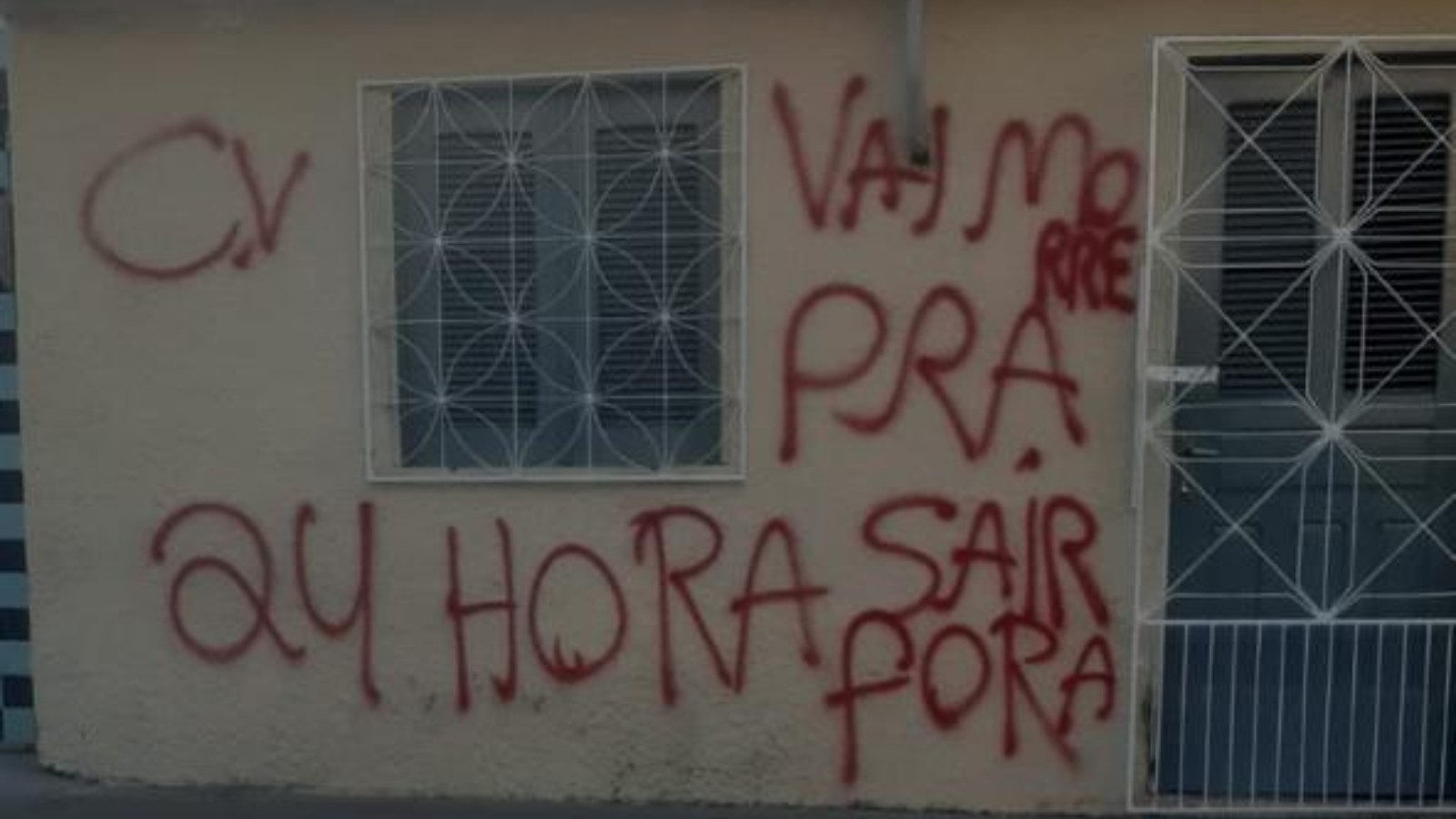 Família deixa casa no CE após imóvel ser pichado com ameaças ligadas à facção: '24 horas para sair fora'