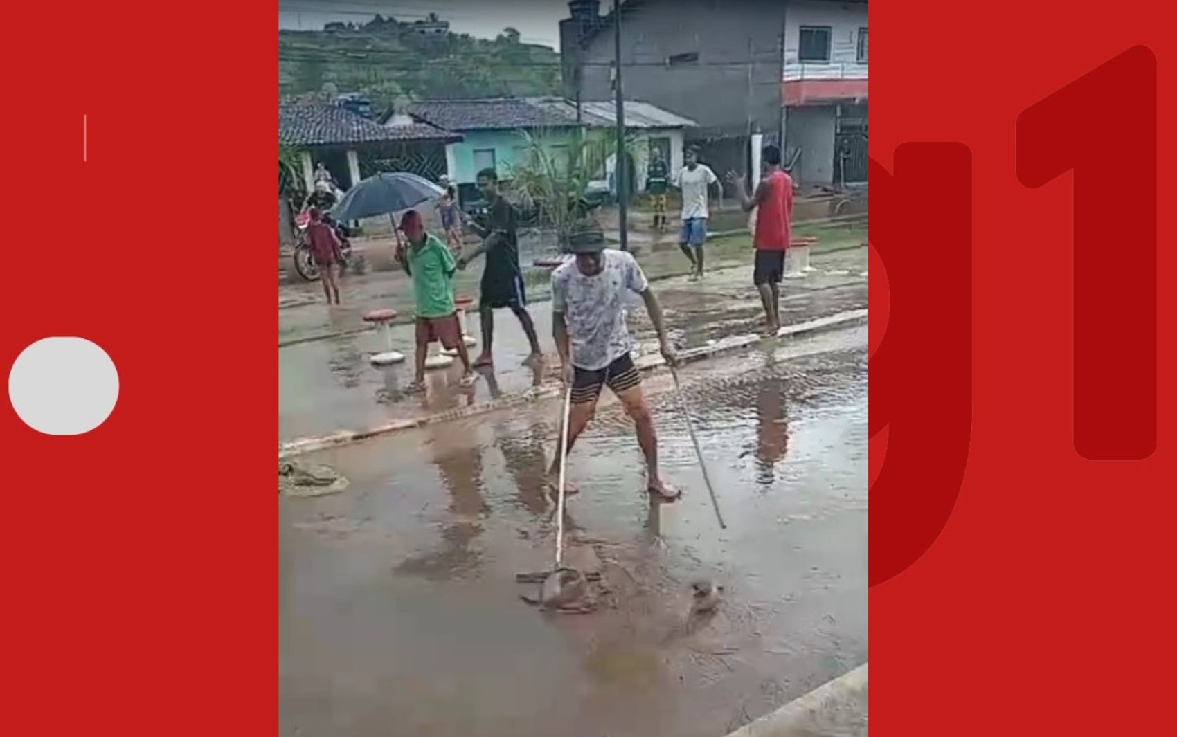 VÍDEO: Moradores encontram peixes na rua após alagamento escoar na Bahia