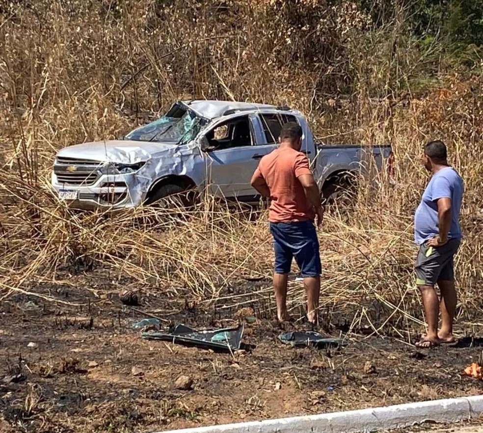 Caminhonete capotou em avenida de Paraíso do Tocantins — Foto: Divulgação