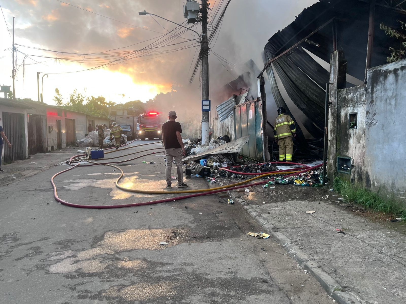 Incêndio atinge depósito de reciclagem em Angra dos Reis