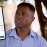 Motoristas cadastrados no aplicativo, criado por um empresário de Araxá (MG), têm veículos de apoio em casos de acidentes, aulas de inglês e descontos no abastecimento. Plataforma opera em seis cidades. 