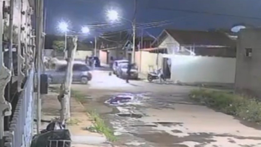 VÍDEO: suspeito de homicídio é morto pela polícia ao tentar fugir por telhado de casa em MT 
