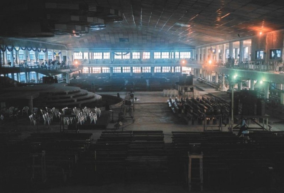 Dentro da Igreja Sinagoga de Todas as Nações em Lagos, fundada por TB Joshua — Foto: BBC