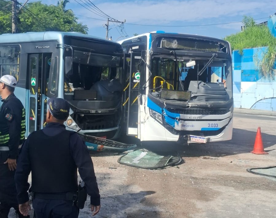 Acidente entre 2 ônibus deixa pelo menos 15 feridos em São Gonçalo