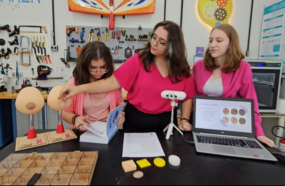 As alunas Nicole Borge Fernandes, Júlia Reis Marques e Patrícia Dário Bertasso desenvolveram uma prótese de mamilo que ganhou prêmio — Foto: Reprodução EPTV