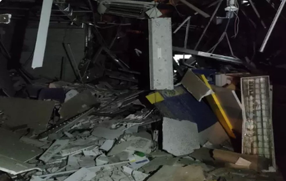 Agência destruída em Pacatuba — Foto: PM/SE