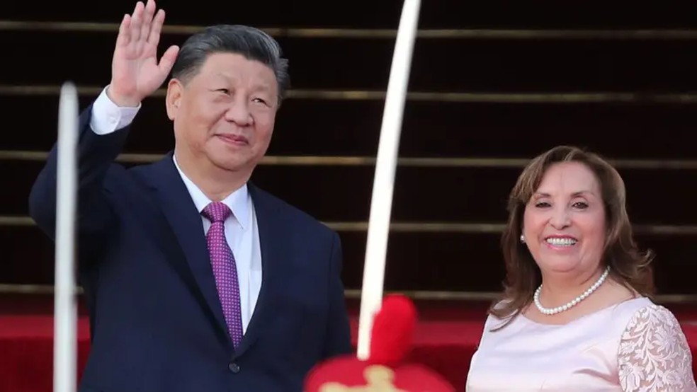 O presidente da China, Xi Jinping, chegou nesta quinta-feira ao Peru para participar na reunião de cúpula da APEC e inaugurar o porto de Chancay — Foto: EPA via BBC