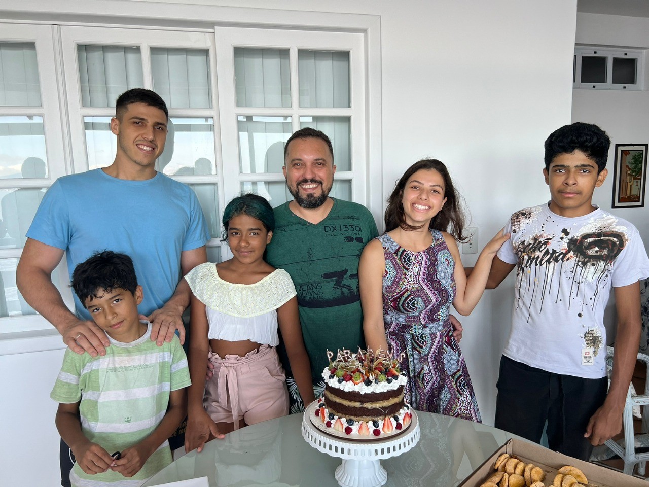 Pai solo adota 5 filhos e evita separação de irmãos em SC: 'Sem esperar uma circunstância perfeita'