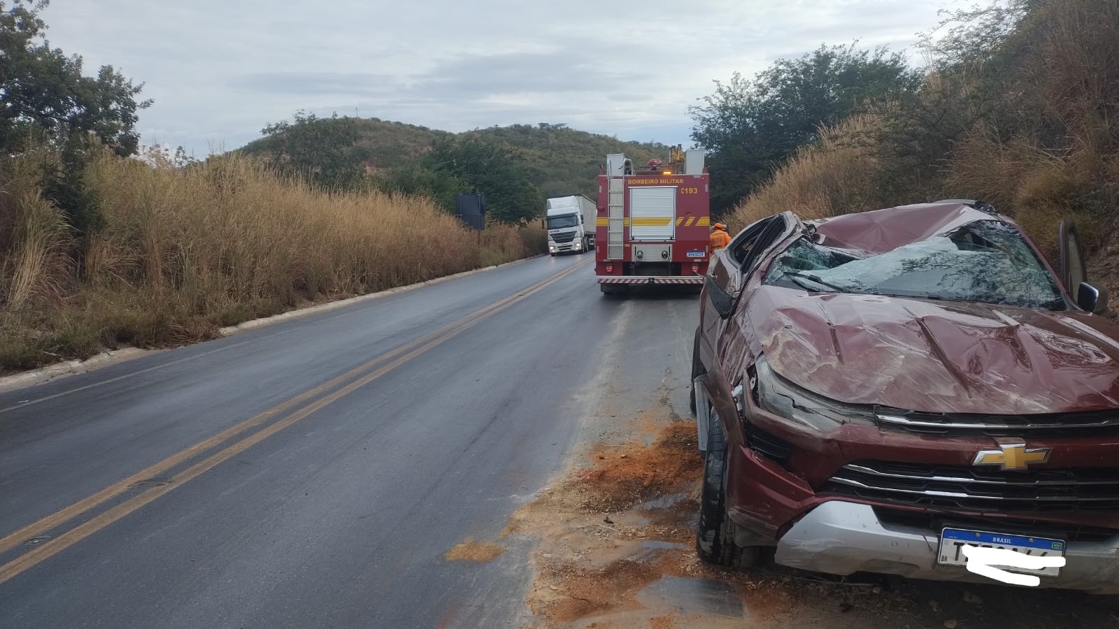 Motorista perde controle da direção após passar por óleo na pista e capota caminhonete na BR-251