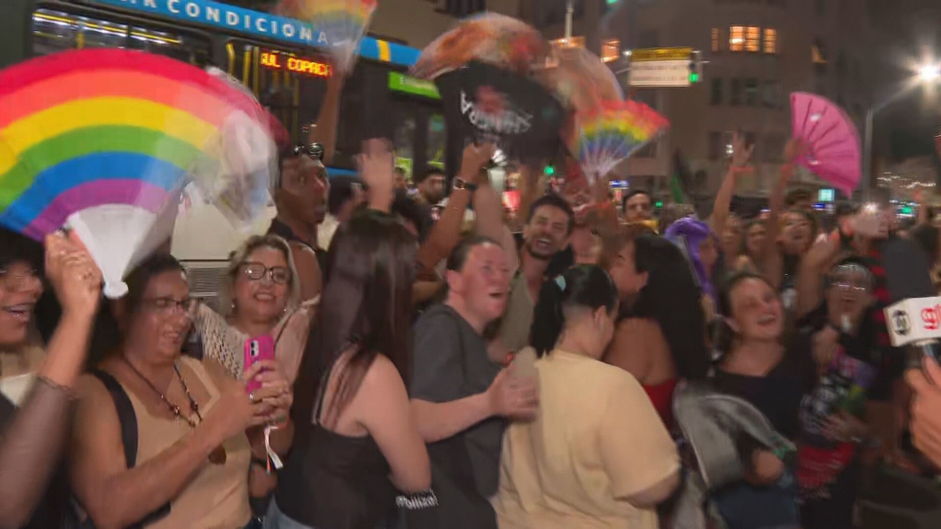 Em clima de animação, público faz filas para pontos de acesso para show de Shakira em Copacabana