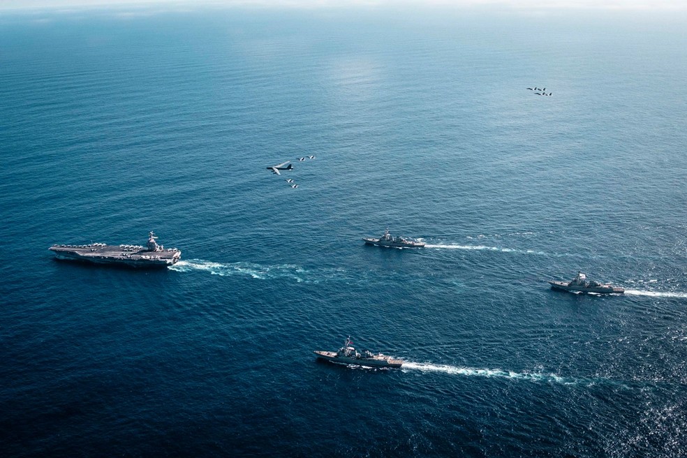 Grupo de ataque USS Gerald Ford navega em formação na região da América Latina do Oceano Atlântico em 13 de novembro de 2025. — Foto: Tajh Payne/Marinha dos Estados Unidos