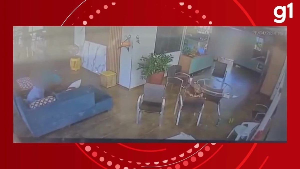 Vídeo: mãe e filho invadem casa, matam dois idosos a tiros e deixam padre ferido em MT