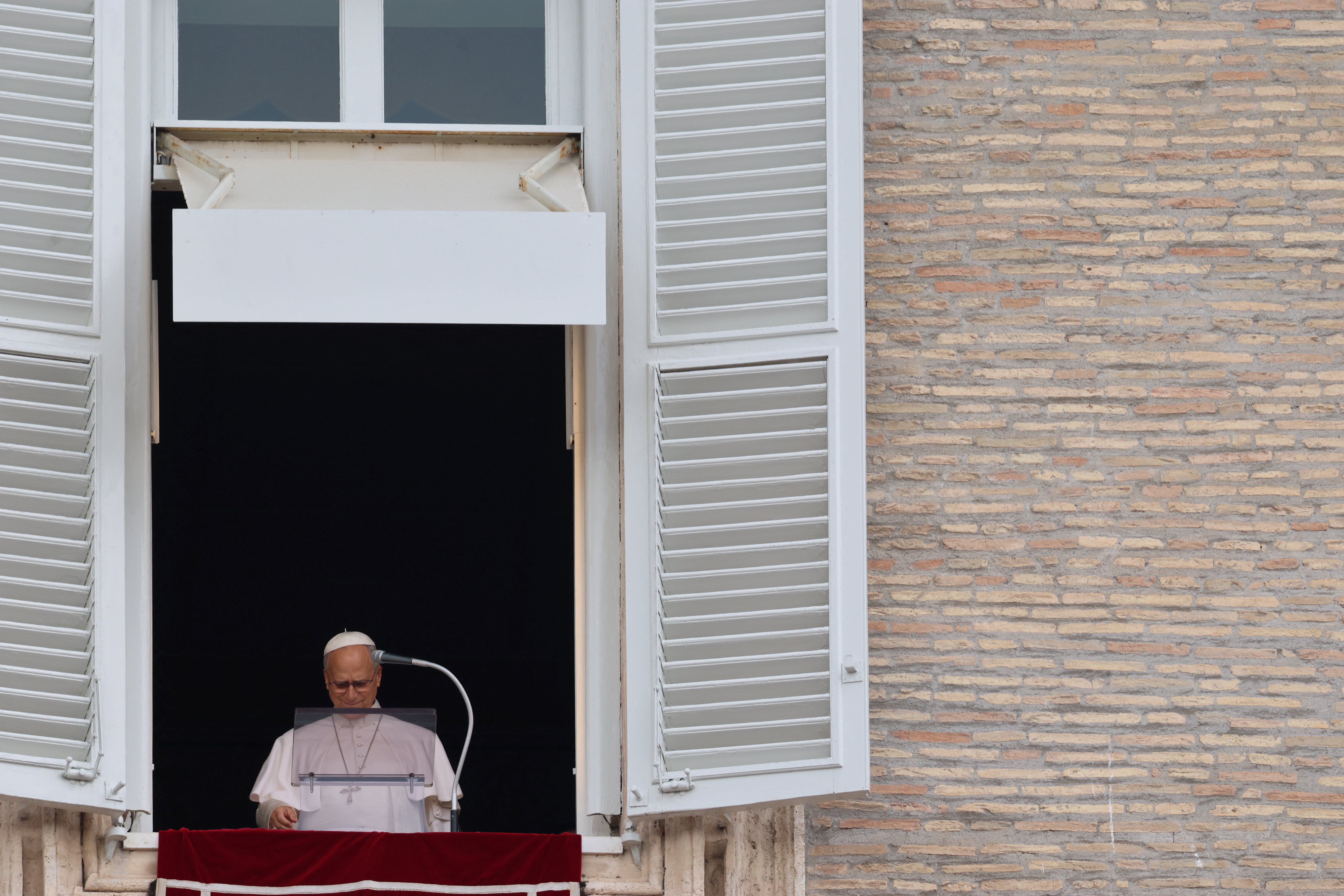 Papa Leão XIV conduz oração no Vaticano um dia após deixar hospital