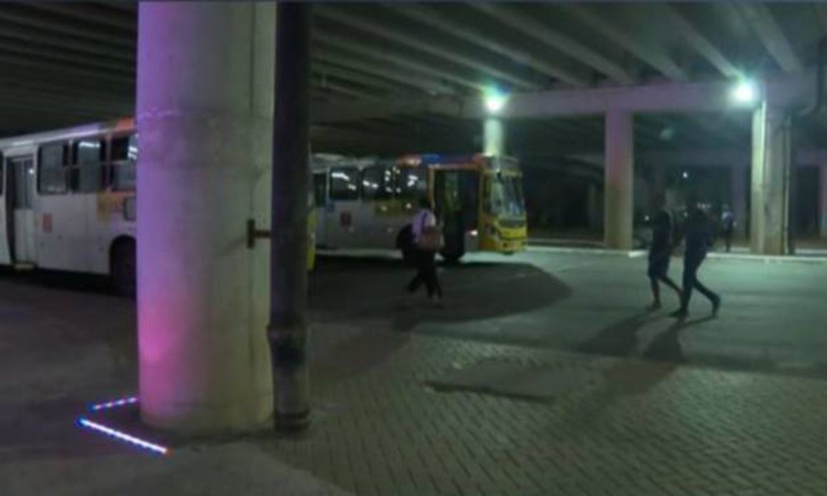 Ônibus deixam de circular em bairro de Salvador após mulheres ficarem feridas em ação policial; moradores realizaram protestos