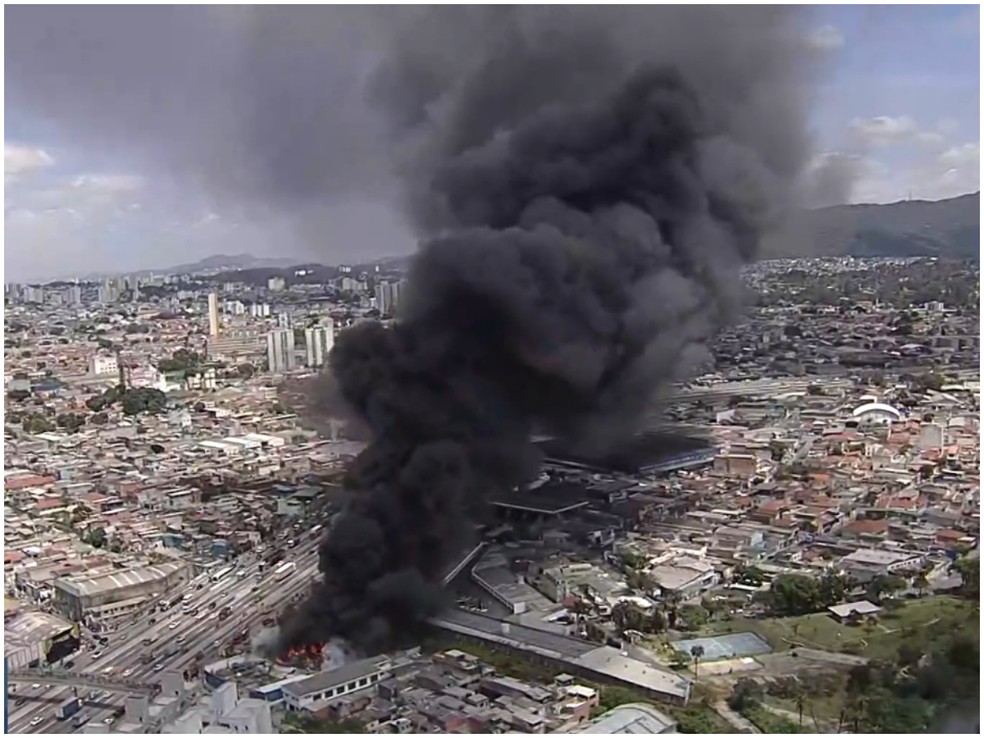 Fogo destrói galpão às margens da Rodovia Fernão Dias, na Zona Norte de São Paulo — Foto: Reprodução/TV Globo