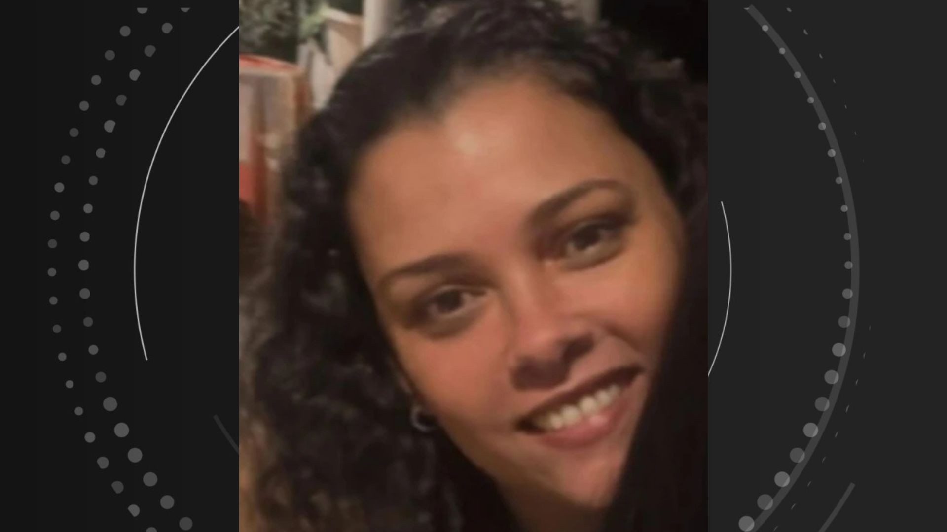 VÍDEO: carro invade supermercado e motorista foge deixando passageira presa às ferragens; mulher morreu