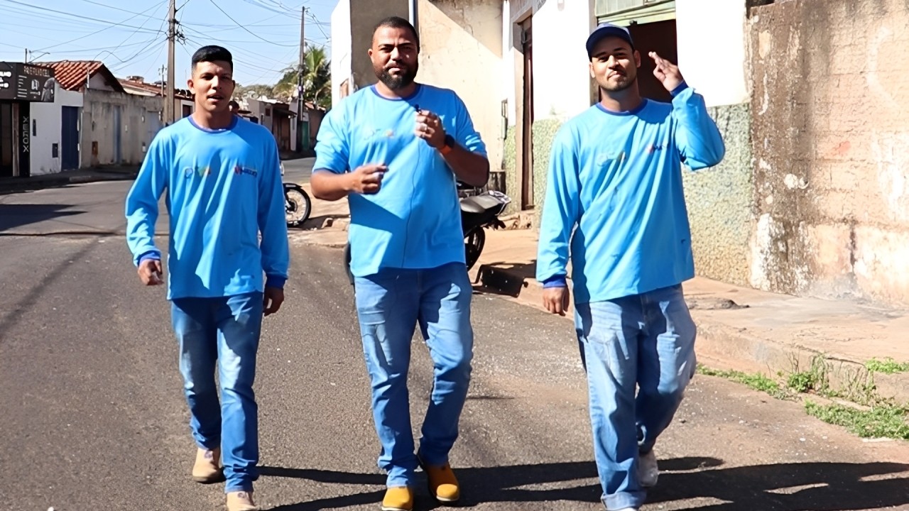 Pintor transforma fachadas de casas de famílias carentes sem cobrar nada em Uberlândia: 'não é só tinta, é resgate de dignidade'