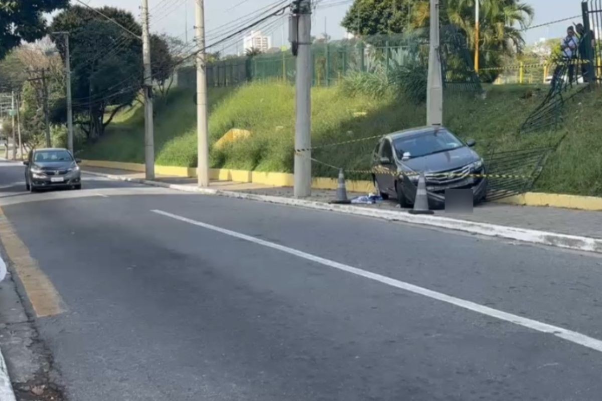 Carro atravessa grade de supermercado em São José dos Campos