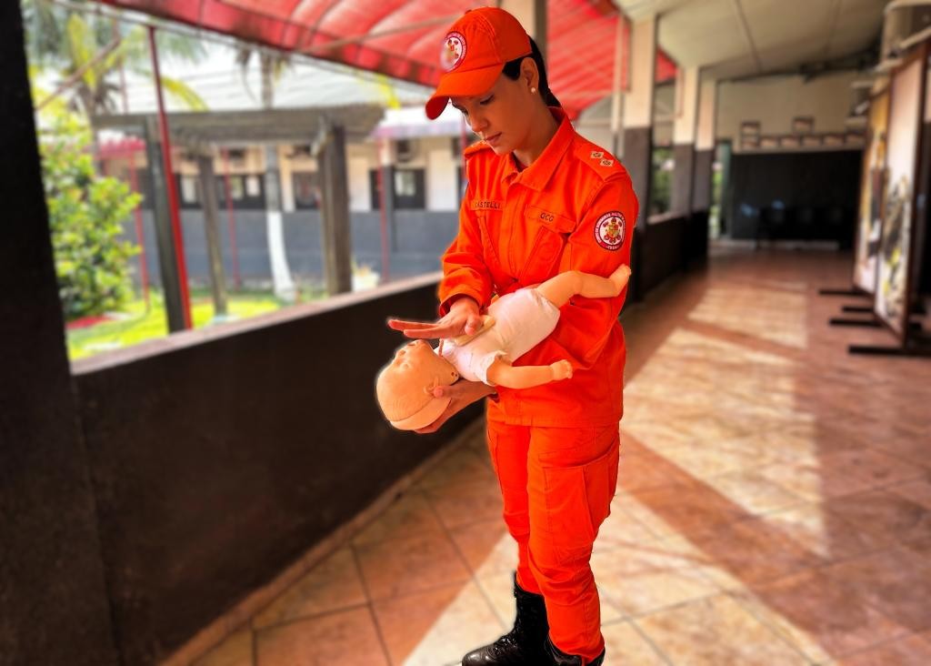 Novas técnicas de desengasgo a bebês? Bombeiros de MT esclarecem o que mudou