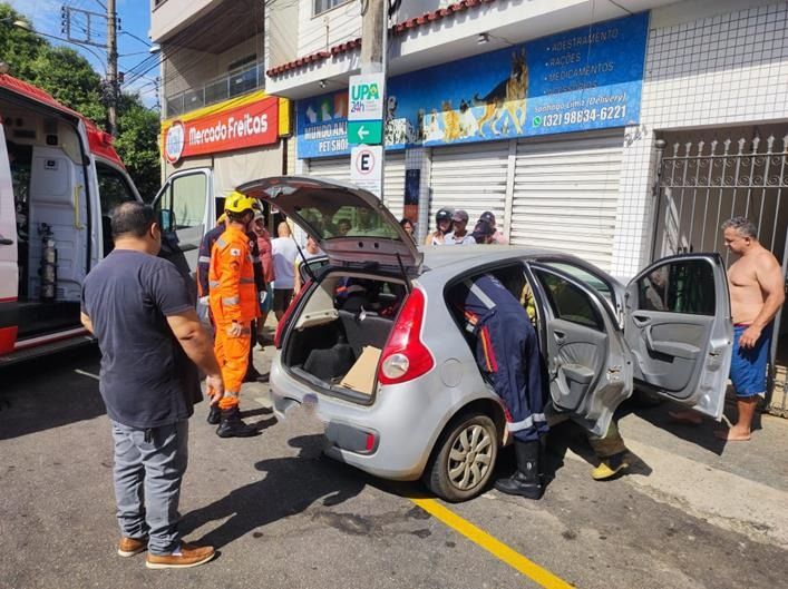Motorista sofre mal súbito e morre após carro desgovernado bater contra muro em MG
