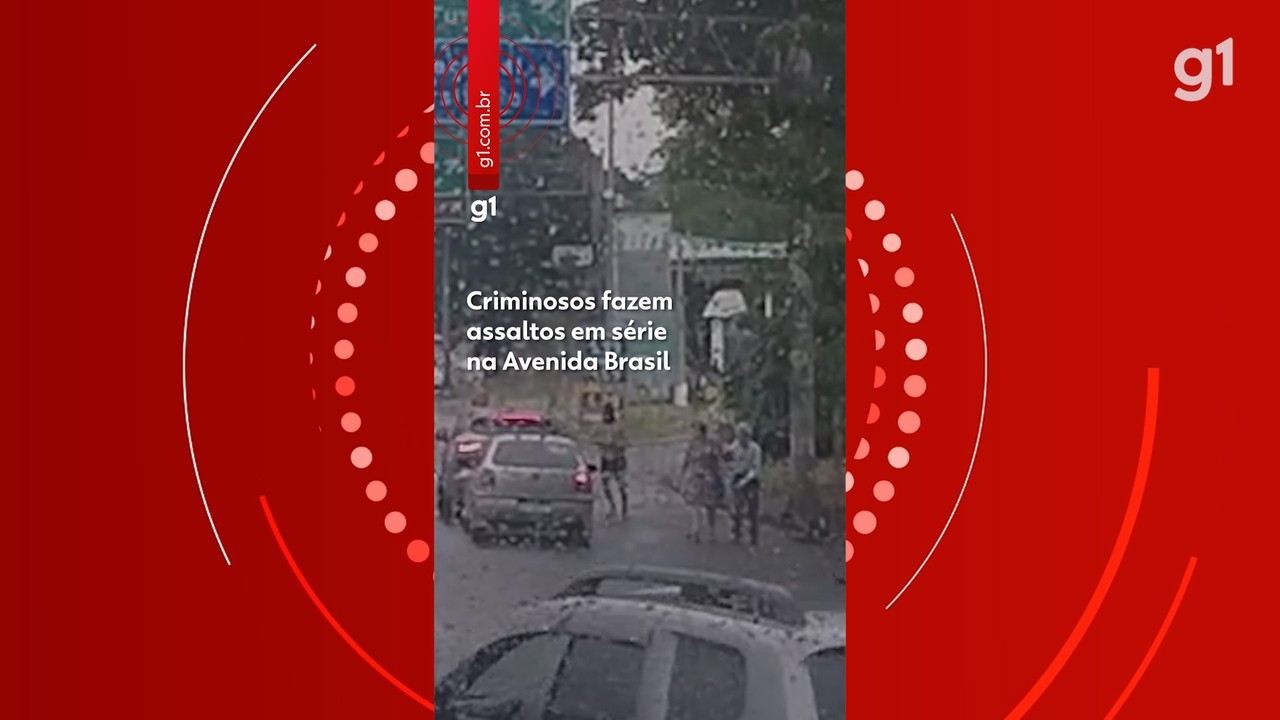 VÍDEO: criminosos roubam carros na Avenida Brasil, e idosos ficam na chuva