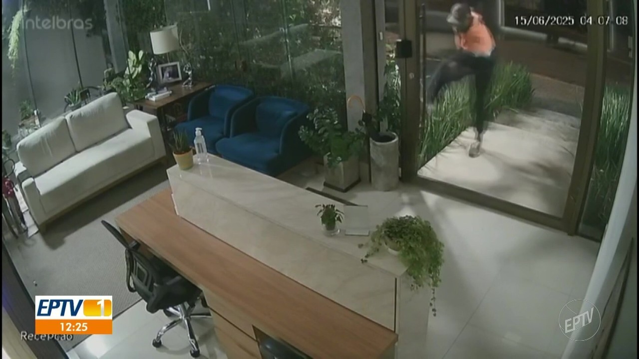 VÍDEO: homem chuta portas de comércios durante tentativas de furto em Campinas