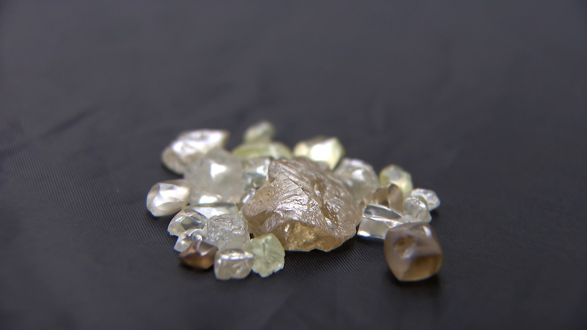 Diamantes levados por moradores nos bolsos