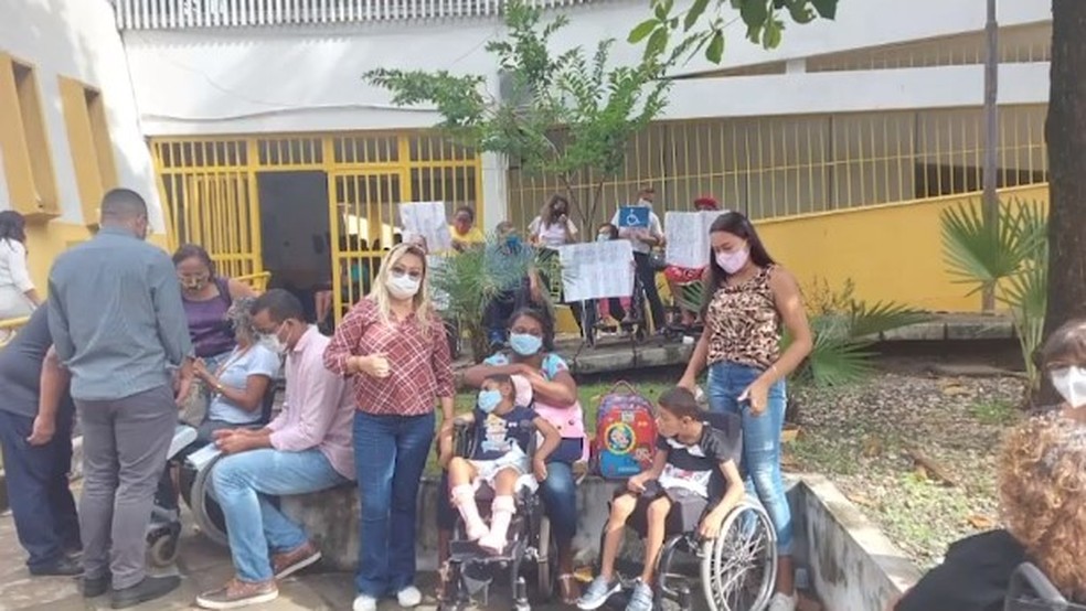 Pessoas com defici ncia protestam em frente Prefeitura de