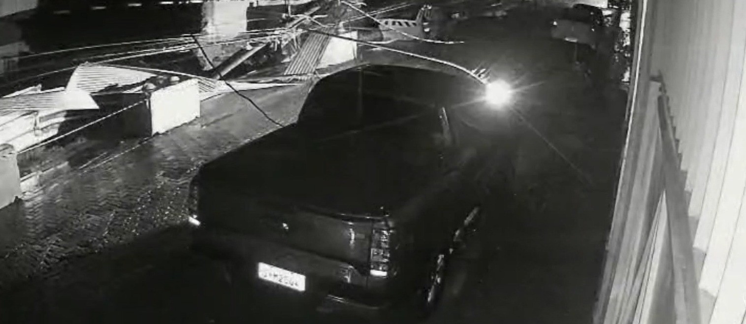 Vídeo mostra poste caindo em avenida no Centro de Governador Valadares