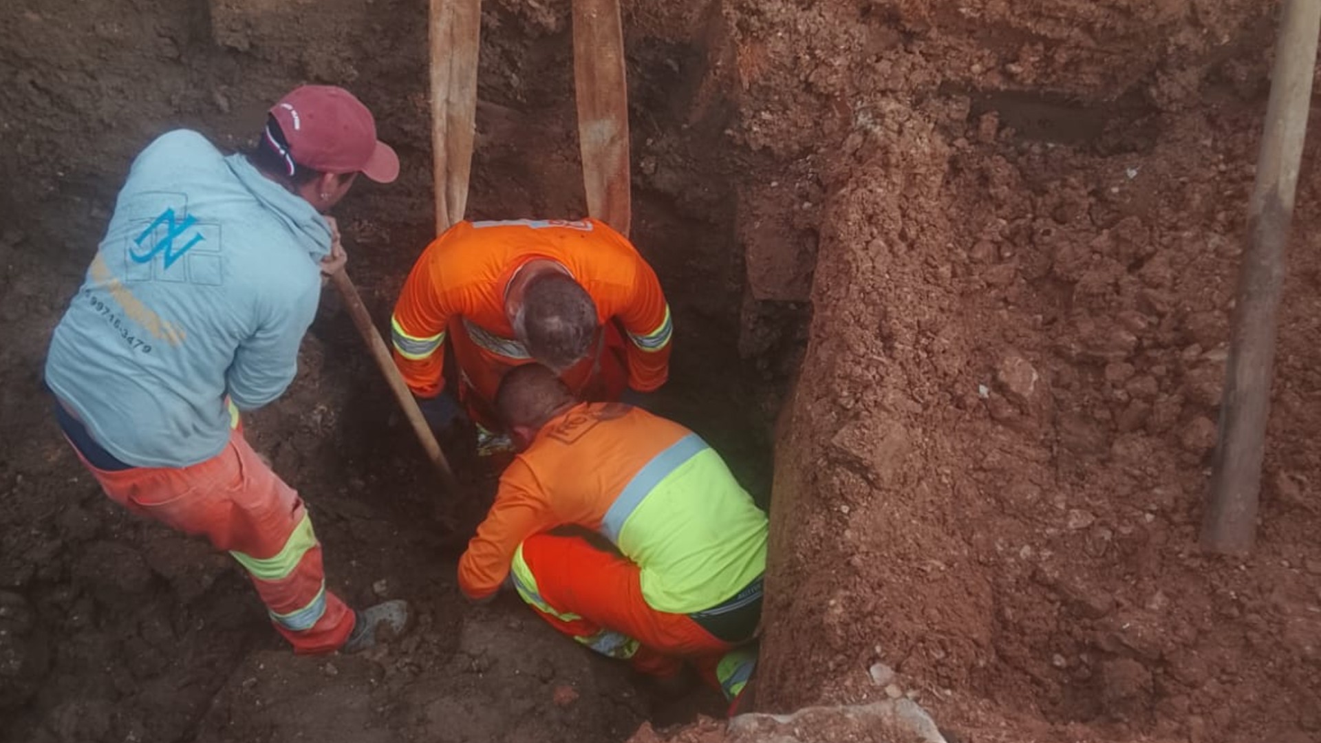 Trabalhador é socorrido após ser atingido por deslizamento de terra em obra da Prefeitura de Guareí