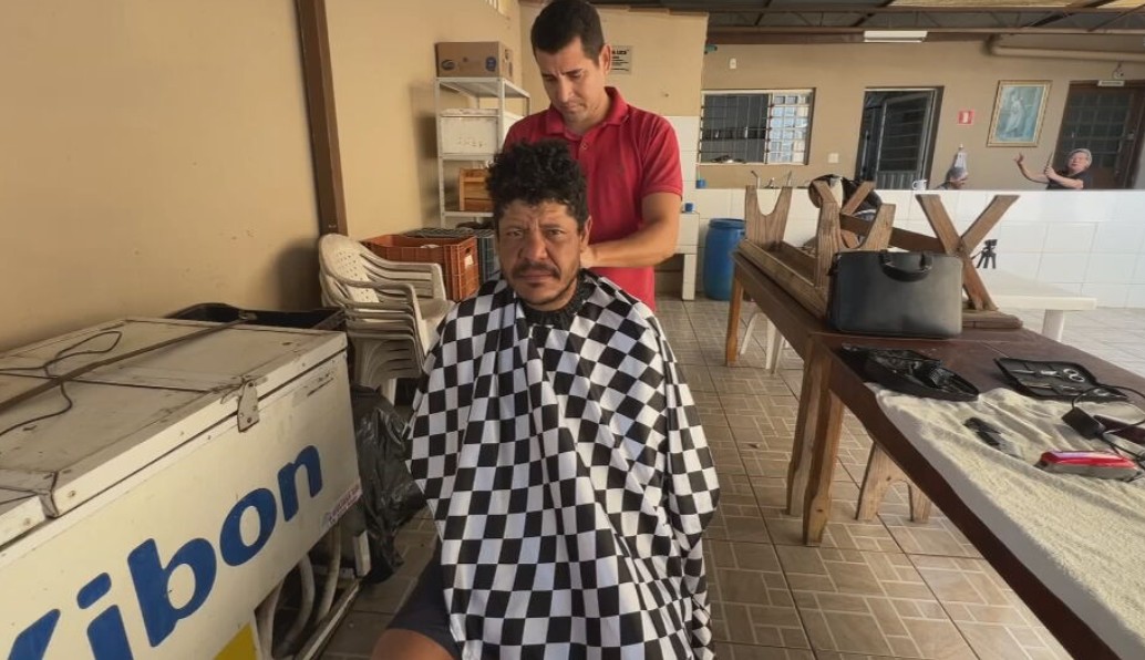 Antes e depois: barbeiro voluntário renova a autoestima de moradores em situação de rua no interior de SP 