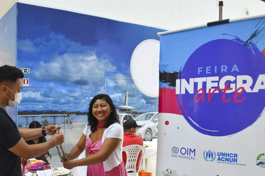 Feira com empreendedores migrantes e refugiados tem artesanato, costura e gastronomia