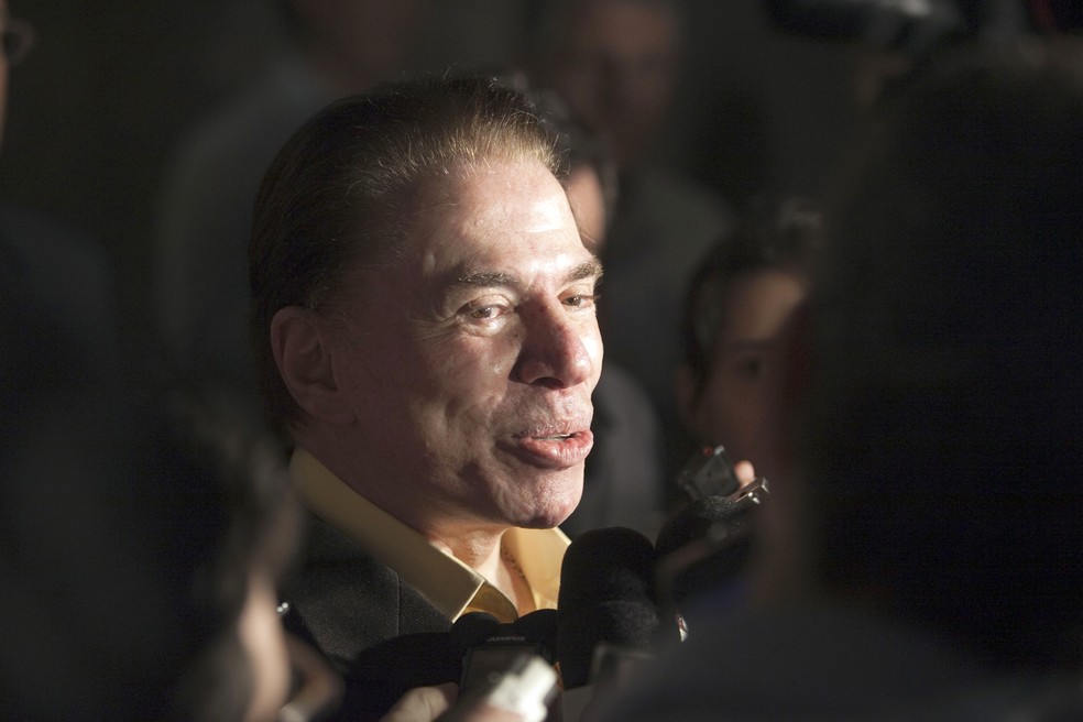 O empres&aacute;rio e apresentador de televis&atilde;o Silvio Santos deixa a sede do banco Big Pactual, na Avenida Faria Lima, Zona Sul de S&atilde;o Paulo, em janeiro de 2011, ap&oacute;s reuni&atilde;o de negocia&ccedil;&atilde;o da venda do Banco Panamericano &mdash; Foto: Leonardo Soares/Estad&atilde;o Conte&uacute;do/Arquivo