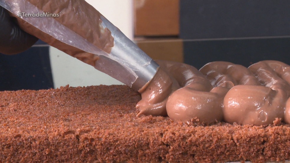 Renda extra: aprenda 3 receitas de bolo de chocolate na batedeira