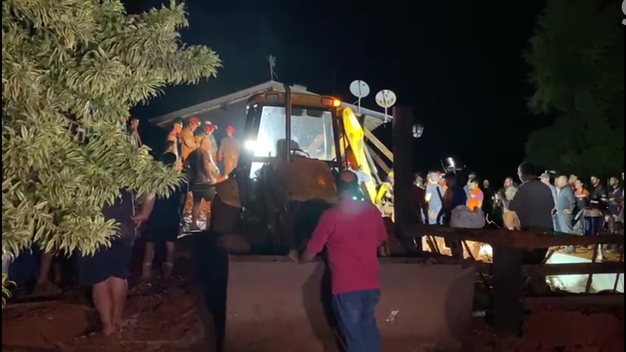 VÍDEO: Força-tarefa mobiliza agentes de segurança e voluntários para resgatar soterrados em Taubaté, SP