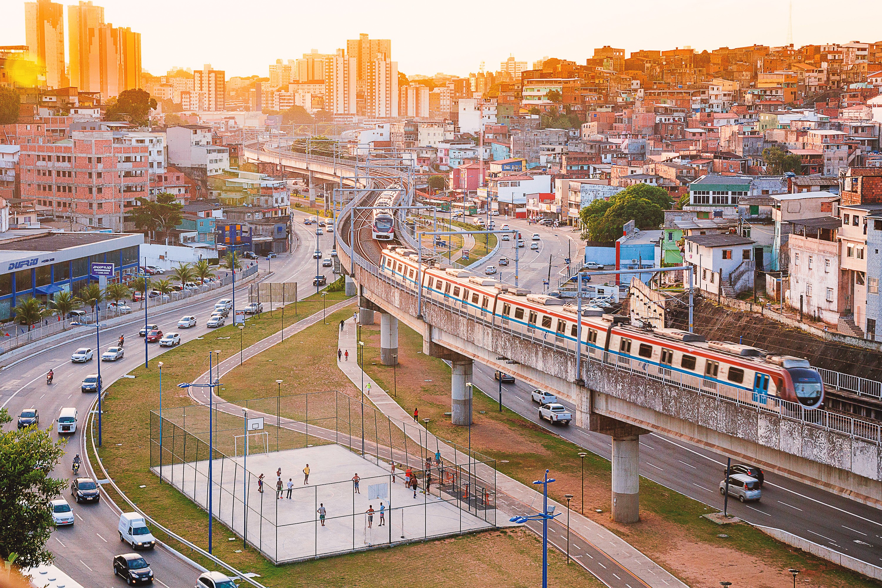 Mulher é morta a tiros em passarela de umas das principais avenidas de Salvador