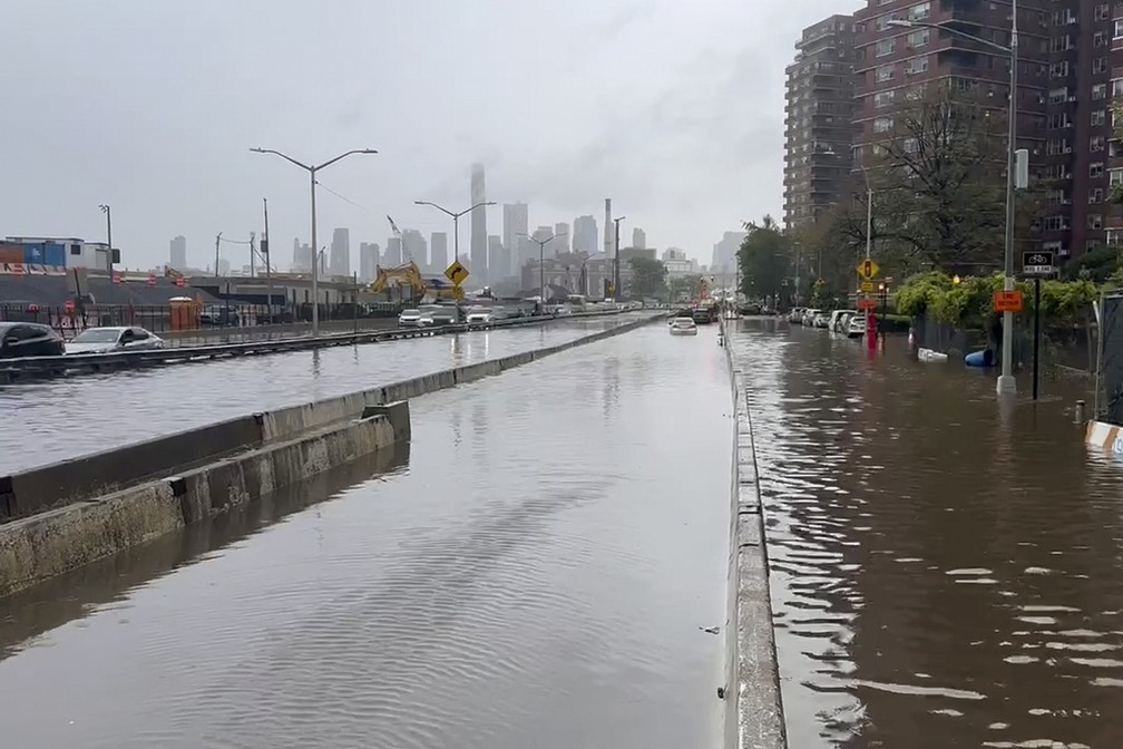 Rodovia em Manhattan, a FDR Drive, fica parcialmente alagada durante temporal fora de época em Nova York, em 29 de setembro de 2023. — Foto: Jake Offenhartz/ AP