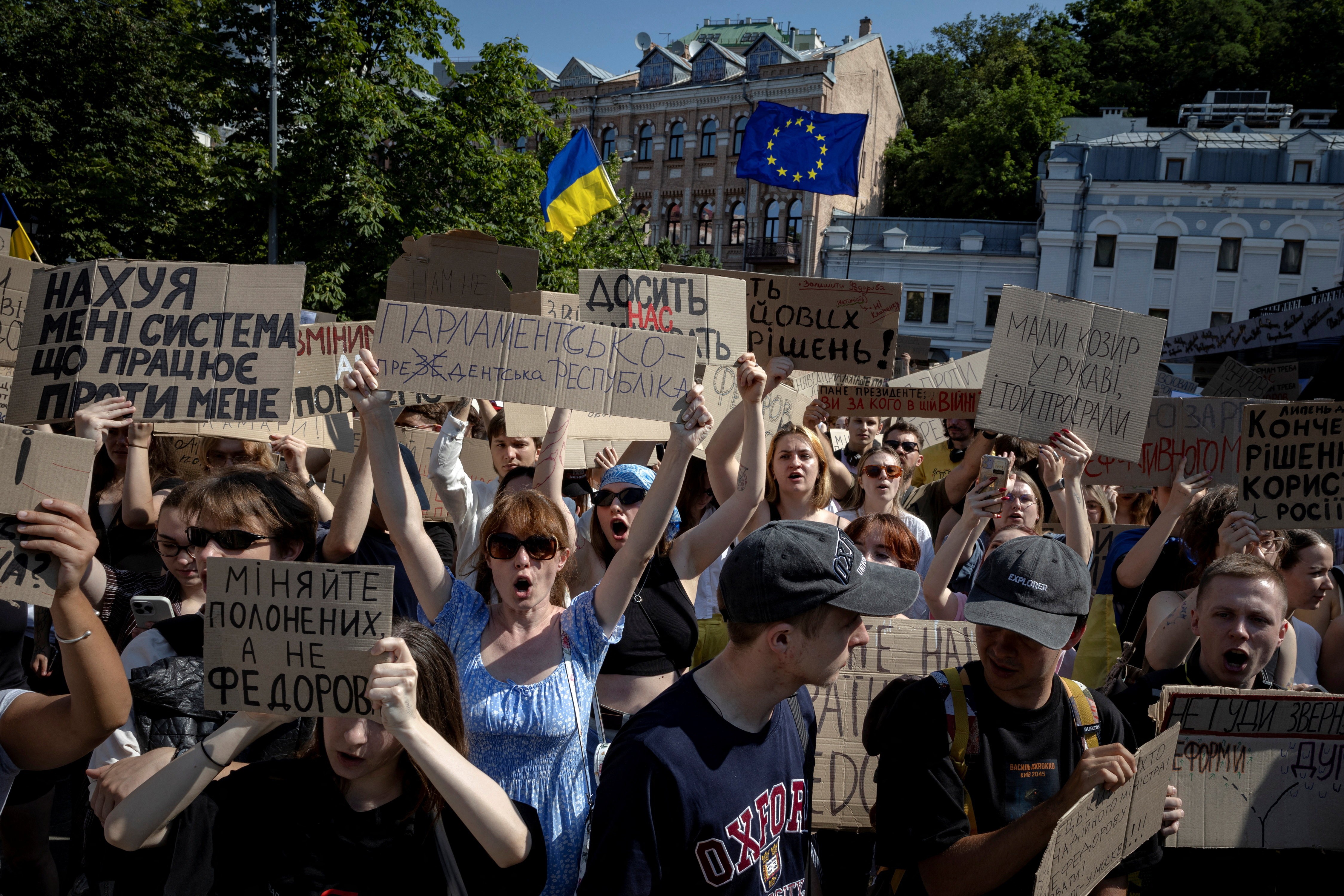 Milhares de ucranianos vão às ruas em protesto à demissão de ministro da Defesa por Zelensky