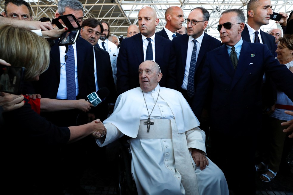 Papa Francisco recebeu alta nesta sexta-feira (16), após nove dias internado — Foto: REUTERS/Remo Casilli
