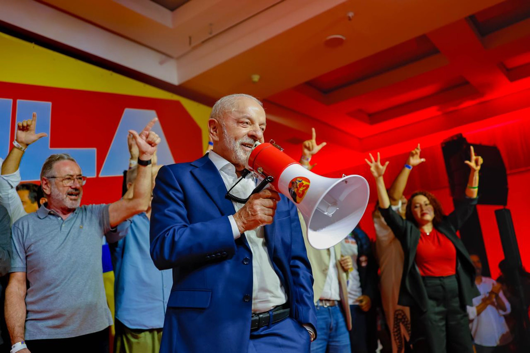 Lula diz ser o único candidato 'antissistema' e que carrega nas costas 'promiscuidade' no STF