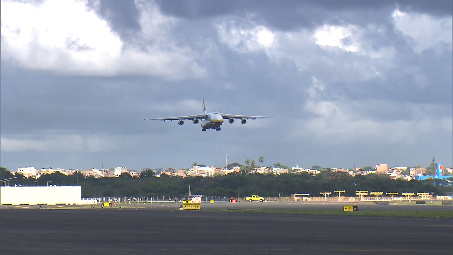Avião da FAB tem pneu furado ao pousar no Aeroporto de Salvador