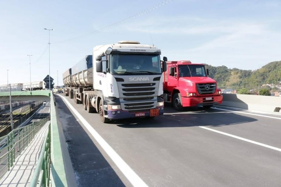 Com novas regras, caminhoneiros precisam fazer o agendamento antecipado para acesso ao Porto de Santos, SP