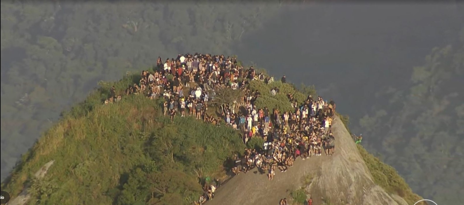 Operação no Vidigal contra chefe do tráfico baiano retém 200 turistas no Morro Dois Irmãos