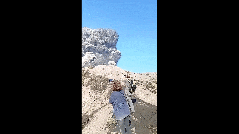VÍDEO: Guia flagra momento em que vulcão entra em erupção na Indonésia: 'Não! Eles morreram!'