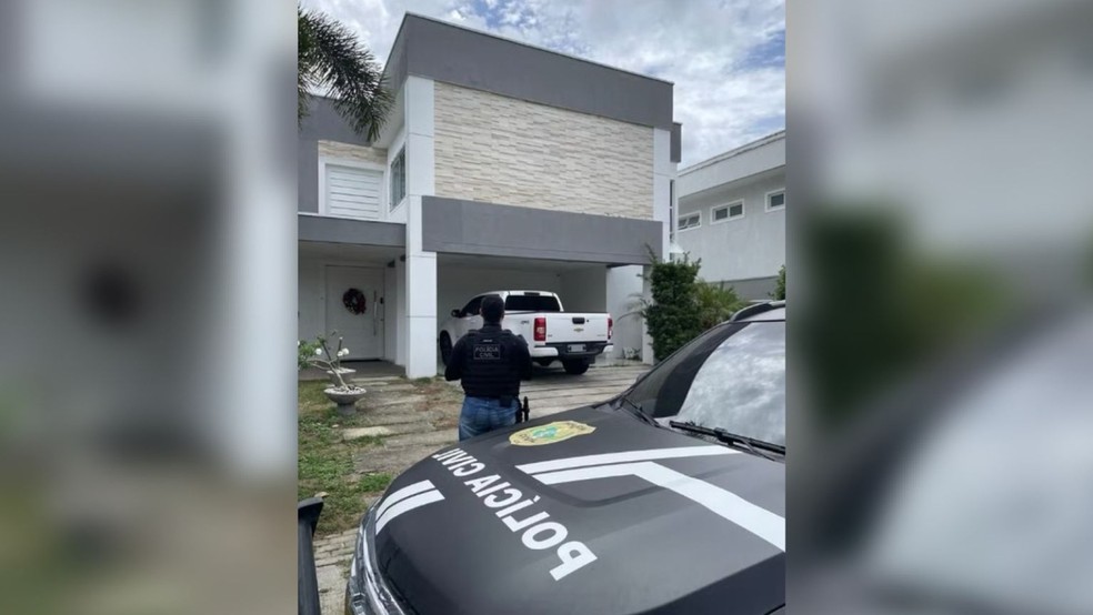 Agentes da Polícia Civil cumpriu mandados de busca e apreensão numa casa de luxo no Eusébio — Foto: Divulgação