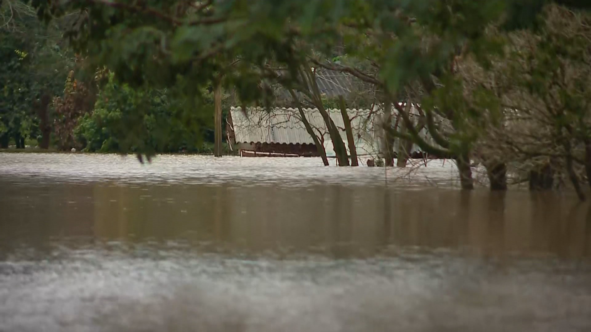 Chuva no RS deixa mais de 4,5 mil fora de casa e 90 cidades registram estragos