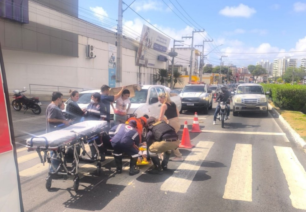 Motociclista fica ferida após colidir com caminhonete e trãnsito fica lento na Avenida Hermes Fontes. — Foto: SMTT